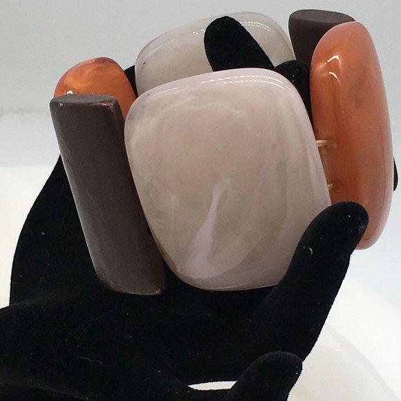 UNSIGNED BRACELET LIGHT WT PLASTICS STRETCH BROWN - Picture 8 of 8